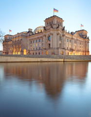 Fototapeta na wymiar Budynek Reichstagu (Bundestag), znanym punktem w Berlinie