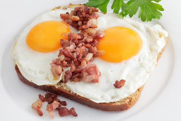 Spiegelei, Speckwürfel, Brot