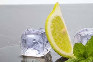 Foto op Plexiglas ijs met citroen en munt © Haller Tornello