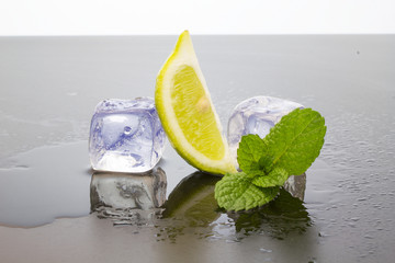 Fototapeta na wymiar ghiaccio con limone e menta