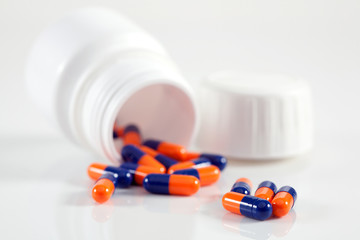 Bote de pastillas sobre fondo blanco