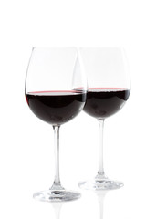 Copas de vino sobre fondo blanco