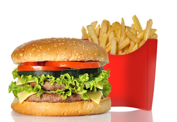 Hamburguesa doble con patatas fritas.