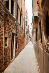 Fototapeta na wymiar Widok na wąskiej uliczce w Wenecji
