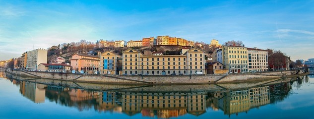 Naklejka premium Panorama de Lyon au coucher de soleil