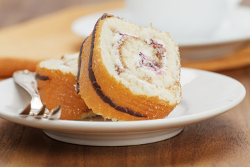 Biskuitrolle mit Blaubeercreme