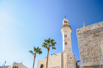Fototapeta na wymiar Meczet Omara na tle niebieskiego nieba, Bethlehem