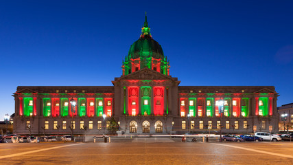 Fototapeta na wymiar San Francisco City Hall w Christmas Lights