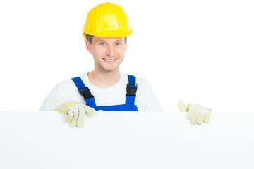 handwerker mit hinweisschild
