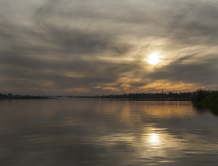 Fototapeta na wymiar Stormy słońca nad rzeką