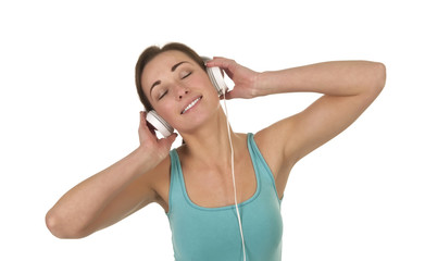 junge Frau hört Musik