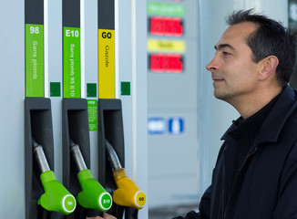 homme à la station service