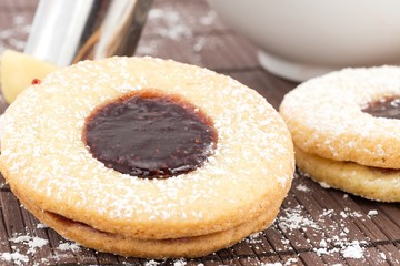 Occhio di bue con marmellata di fragole, biscotti