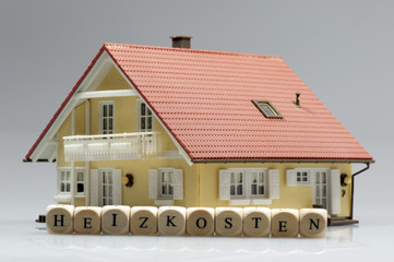 Modelhaus mit Wort Heizkosten