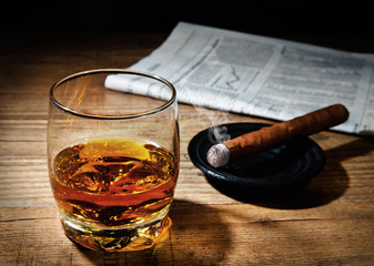 Whiskey und Zigarre nach erfolgreichem Geschäft