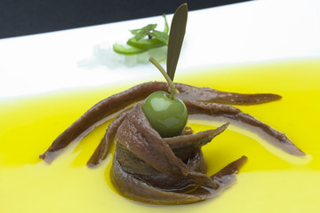 anchovies in oil whith olives tapa