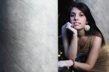 Fototapeta premium giovane ragazza vicino alla colonna