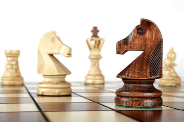 Schachfiguren auf Spielfeld (Pferde im Vordergrund) © UbjsP