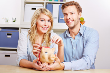 Paar spart Geld mit Sparschwein