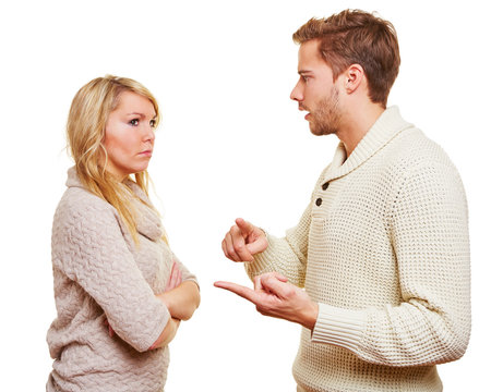 Mann streitet mit seiner Partnerin