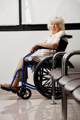 Fototapeta na wymiar Starsza kobieta na wózku