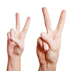 Hände zeigen das Vicory-Zeichen