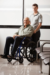 Fototapeta na wymiar Człowiek Z Dziadek siedzi na wózku inwalidzkim