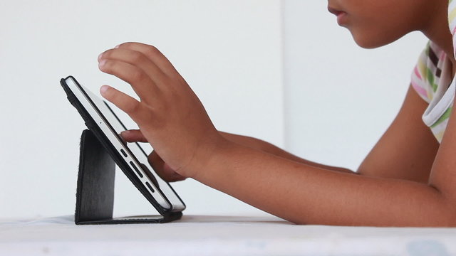 Children using a tablet 