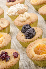 Cupcake mit getrocknetem Obst auf einem Holzbrett