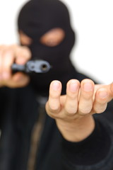 銃をかまえて金品を要求する覆面の強盗犯