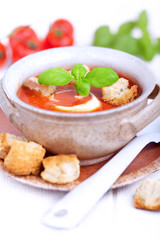 mediterrane Tomatensuppe mit Croutons