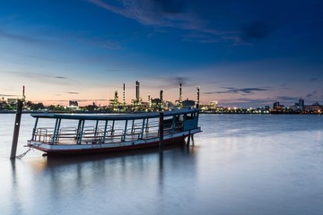 Obraz premium Boat with Oil refinery at twilight, Thailand