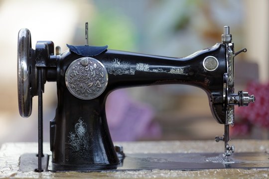 Old singer sewing machine hi-res stock photography and images