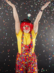 Clown wirf Konfetti in die Luft