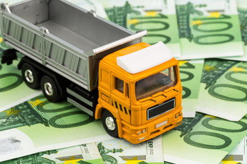 Lastwagen und Eurogeld Banknoten