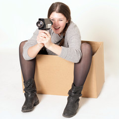 junges Mädchen fotografiert mit alten Kamera