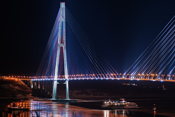 Fototapeta na wymiar Wgląd nocy najdłuższy most wiszący na świecie w th