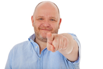 Charismatischer Mann zeigt mit dem Finger