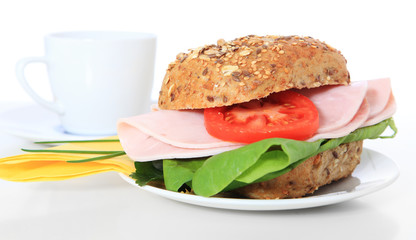 Belegtes Mehrkornbrötchen mit Schinken