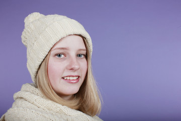 Junges Mädchen mit Schal und Mütze lächelt