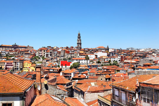 Blick auf Porto mit Torre dos Clérigos, Portugal