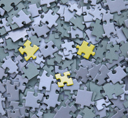 Puzzle mit drei gelben Teilen