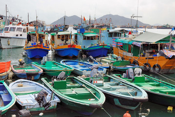 Obraz premium Hong Kong Cheung Chau crowded fishing harbor