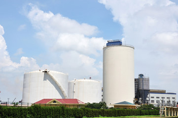 Oil storage tank