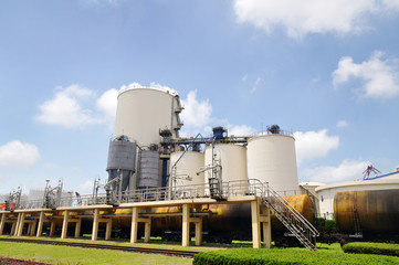 Oil storage tank