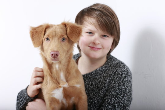 Teenager Junge umarmt  seinen Hund