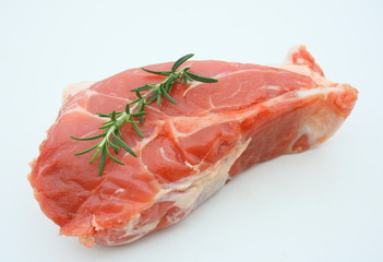 palette de porc crue ,demi sel sur fond blanc