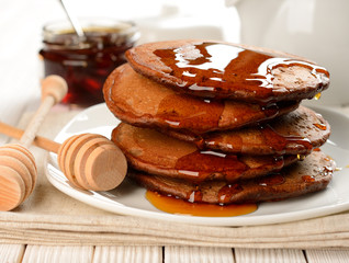 Chocolate pancakes with honey