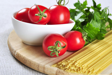 Spaghetti and tomatoes