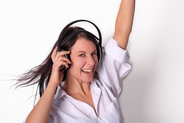 Naklejka premium Junge Frau hört begeistert Musik